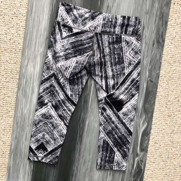 Lululemon Wunder Under Crop II - Picture 6 of 6